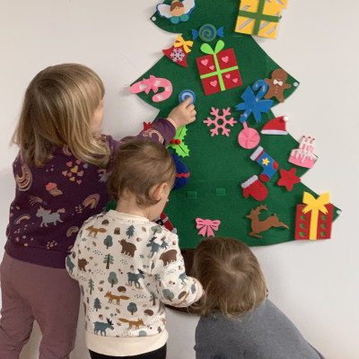 Wir schmücken den Tannenbaum